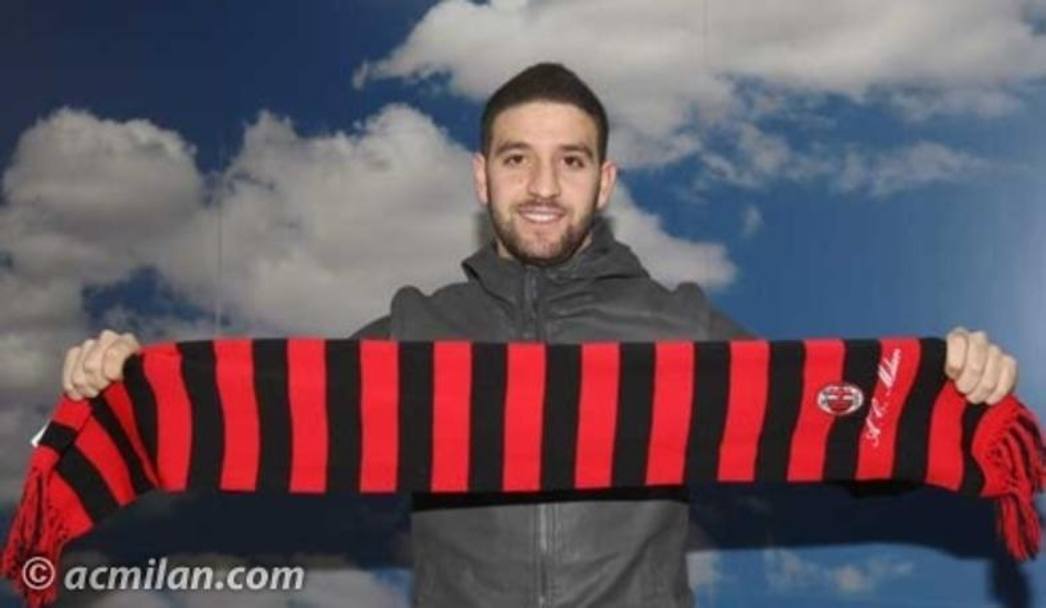 Dal sito ufficiale del Milan la prima foto di Adel Taarabt con la sciarpa rossonera